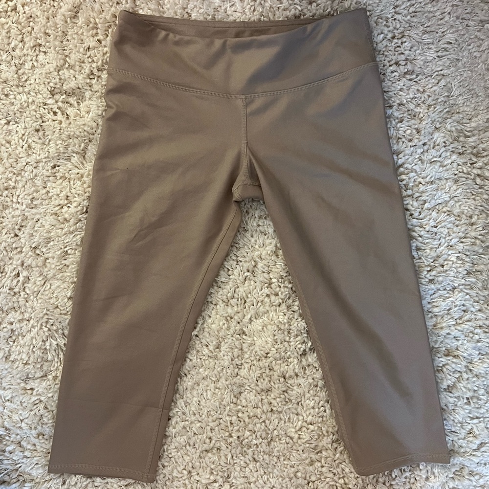 Alo Yoga Tan Cropped Leggings